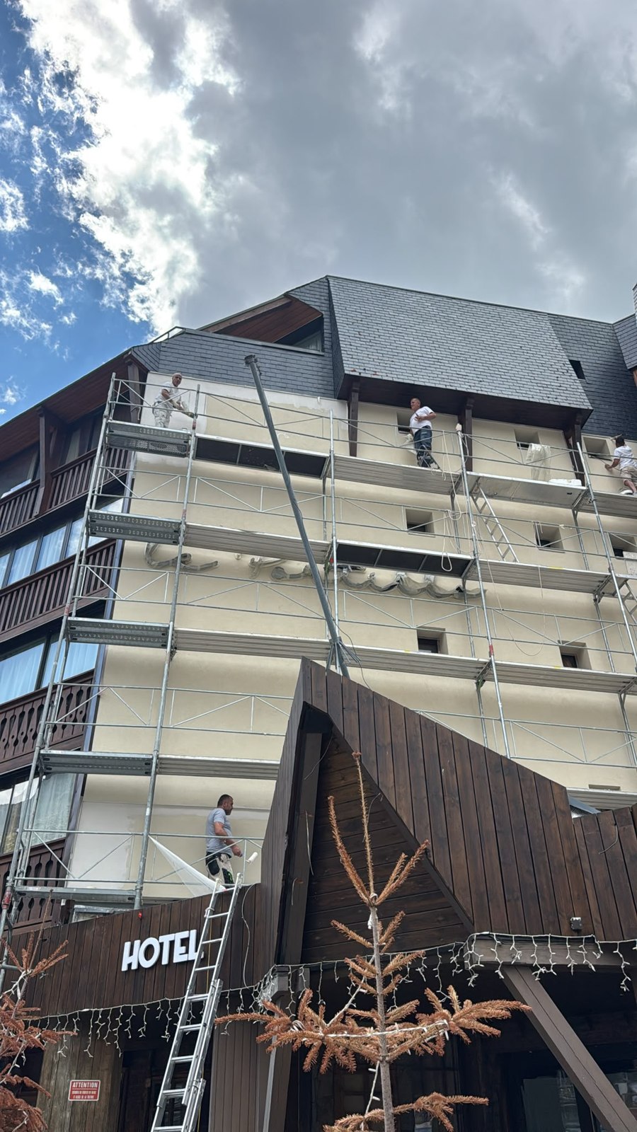 Façade avec échafaudages et toiture visible