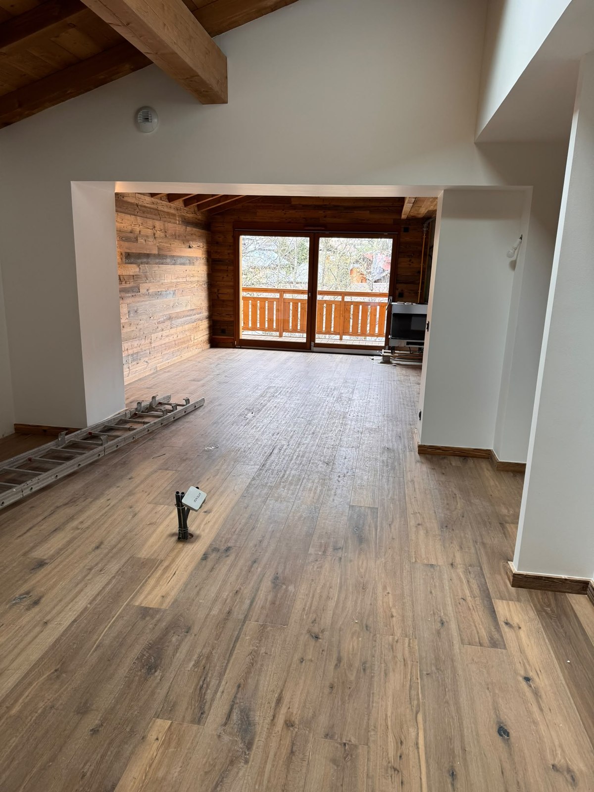 Pièce lumineuse avec murs clairs et parquet