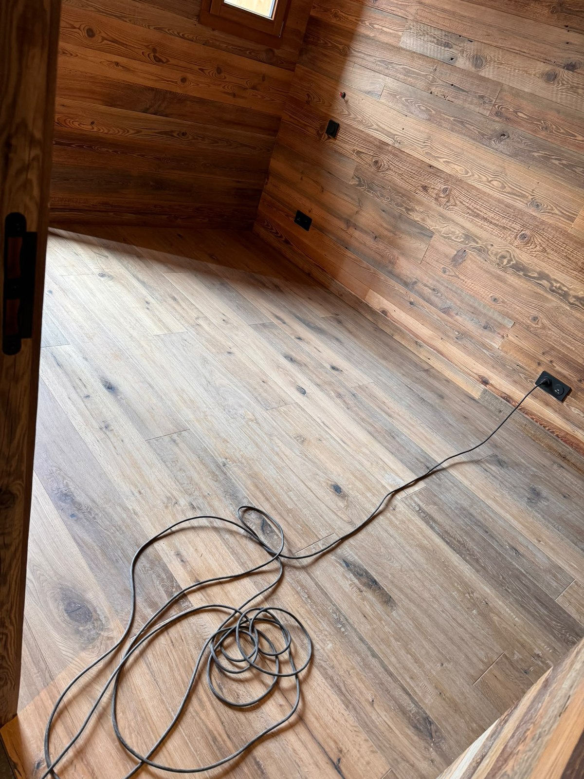 Parquet en bois et outils pendant des travaux intérieurs