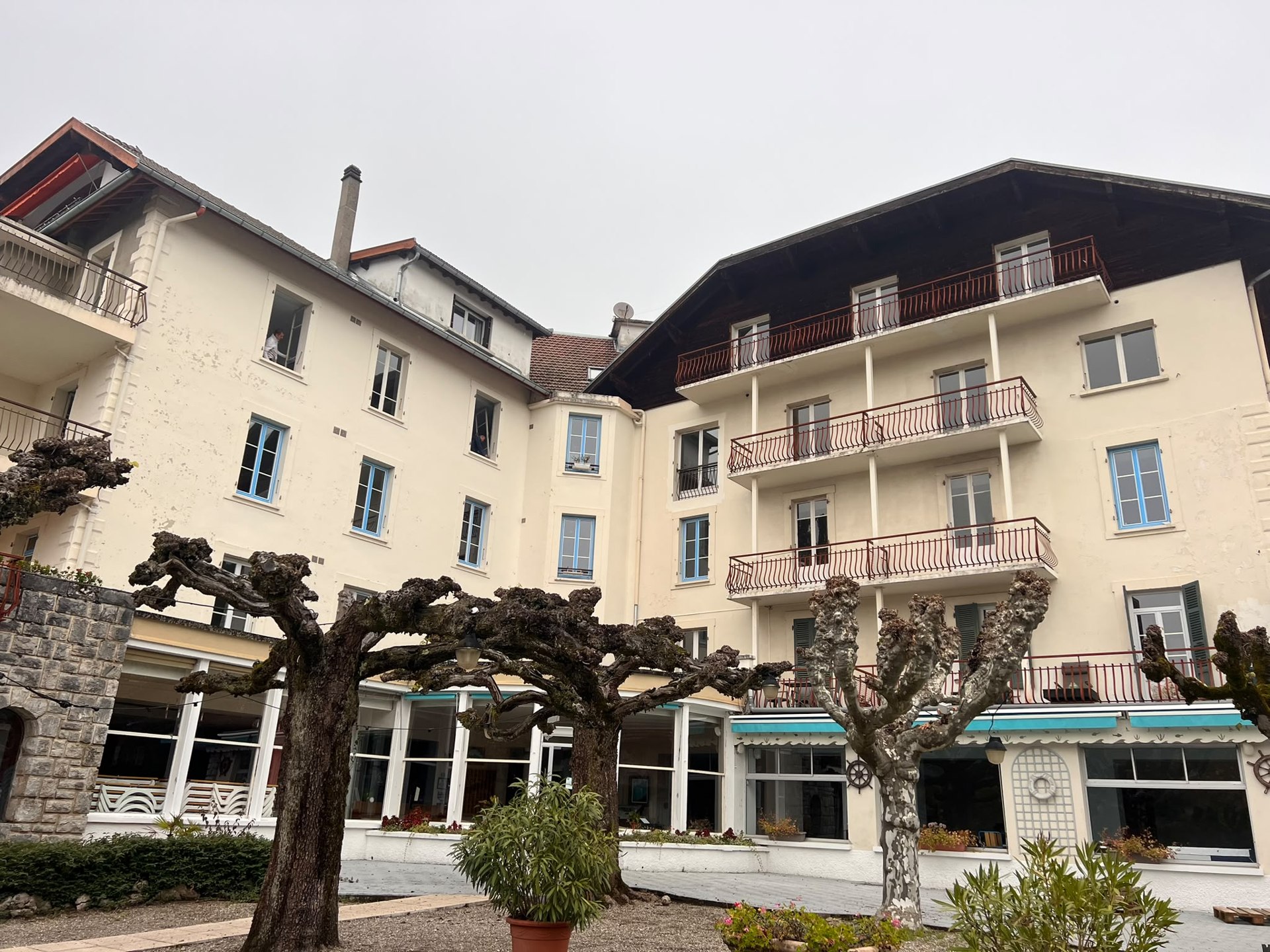 Façade claire d’un bâtiment avec balcons