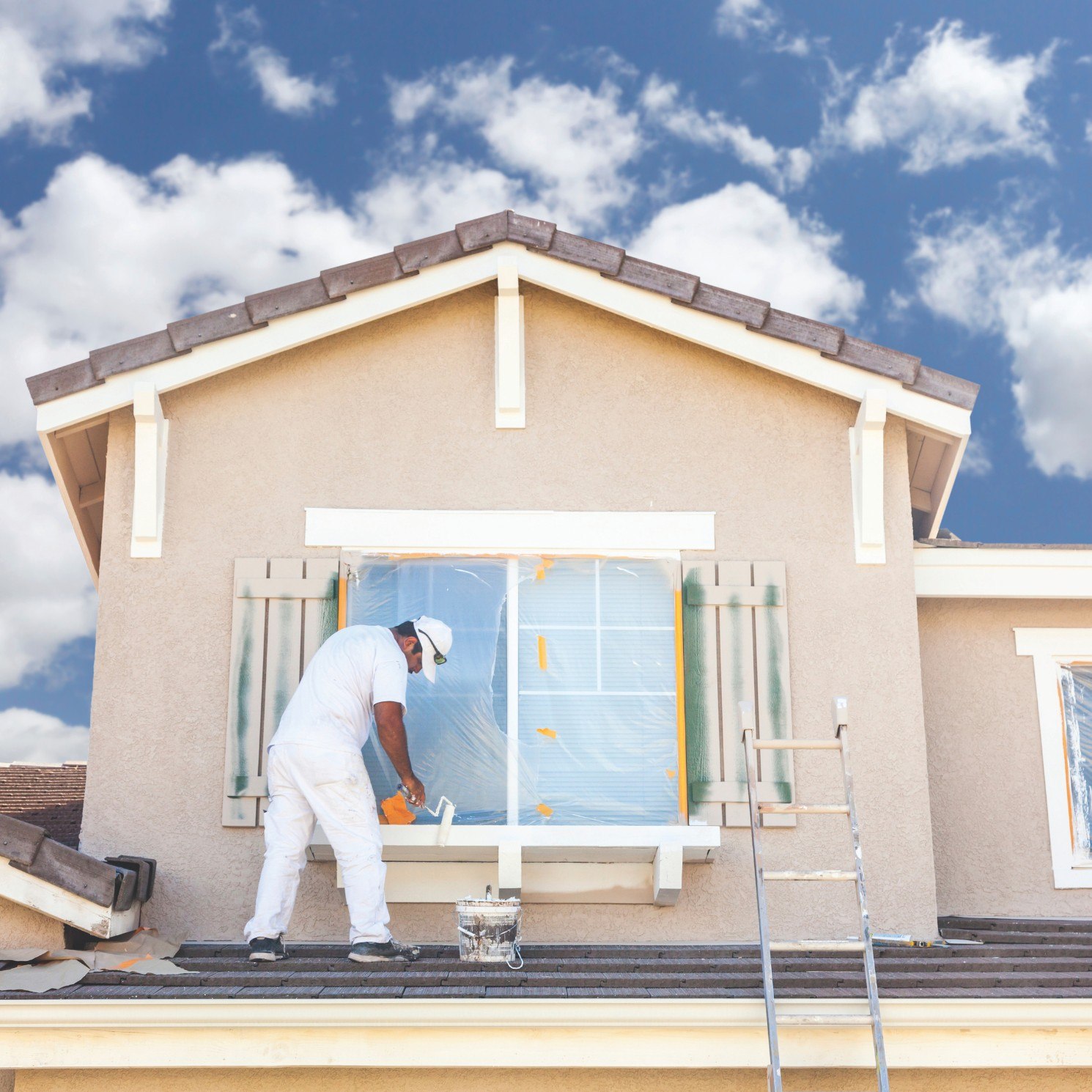 Travaux de peinture sur la façade d’une maison