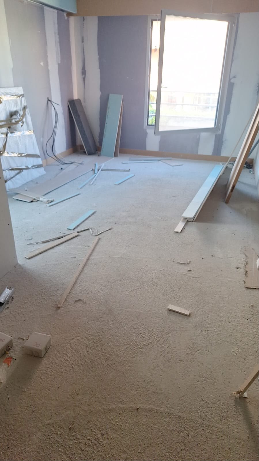 Travaux de rénovation dans une pièce lumineuse