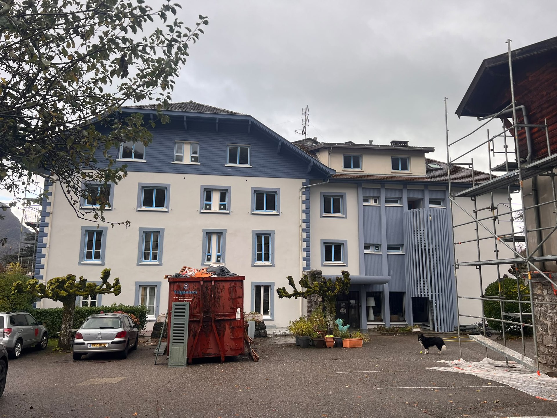 Façade d’un bâtiment avec fenêtres et entrée
