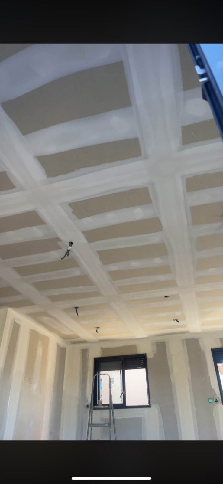 Plafond en plaques de plâtre avec bandes de joints